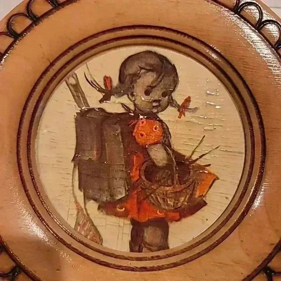 VINTAGE HUMMEL WALL HANGING PLAYS BRAHMS LULLABY - Picture 3 of 4